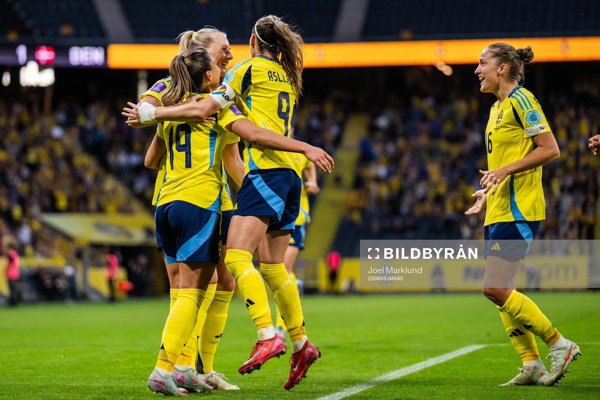 Stina Blackstenius celebrates with Johanna Rytting Kaneryd,