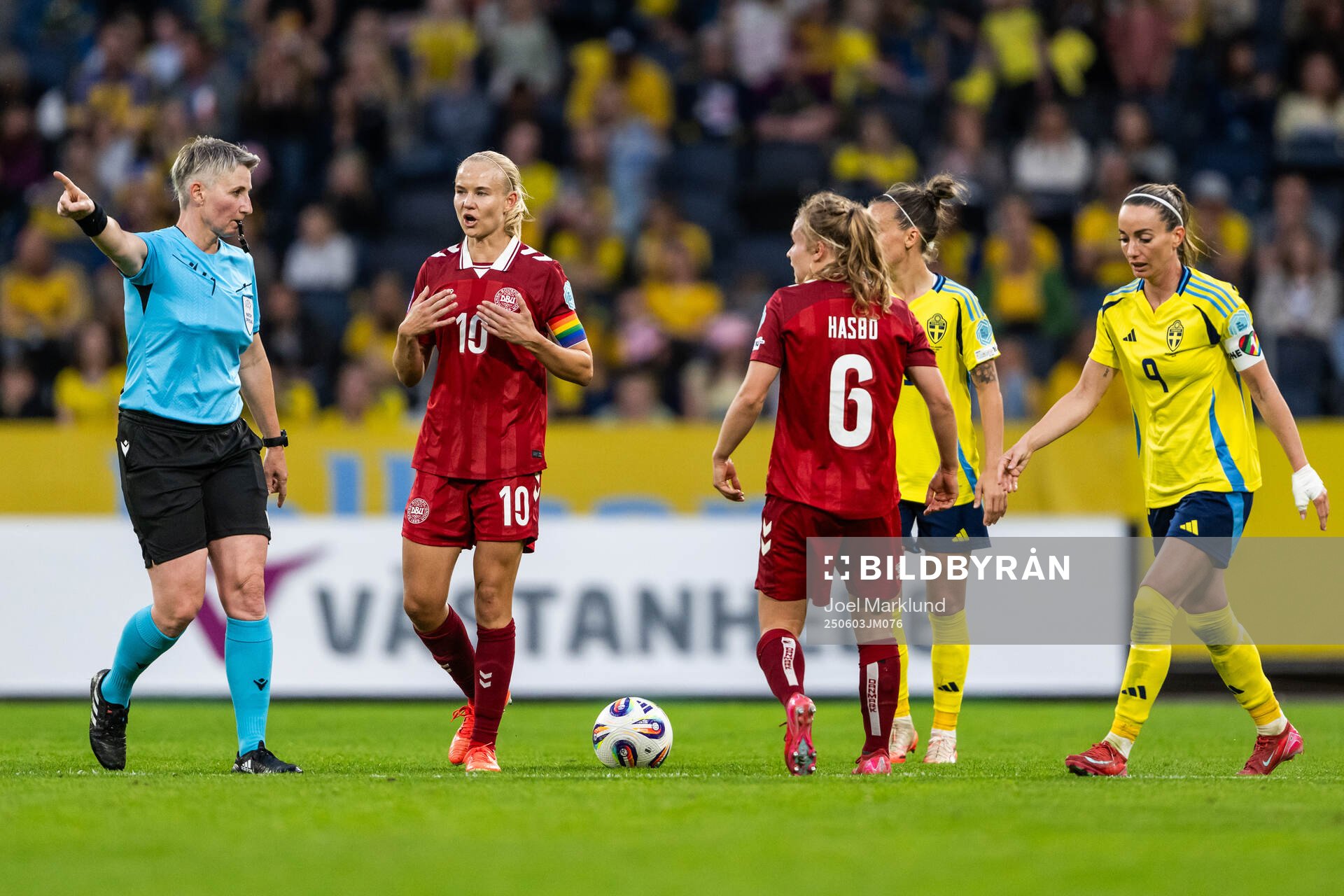Referee Jana Adámková in disussion with Pernille Harder