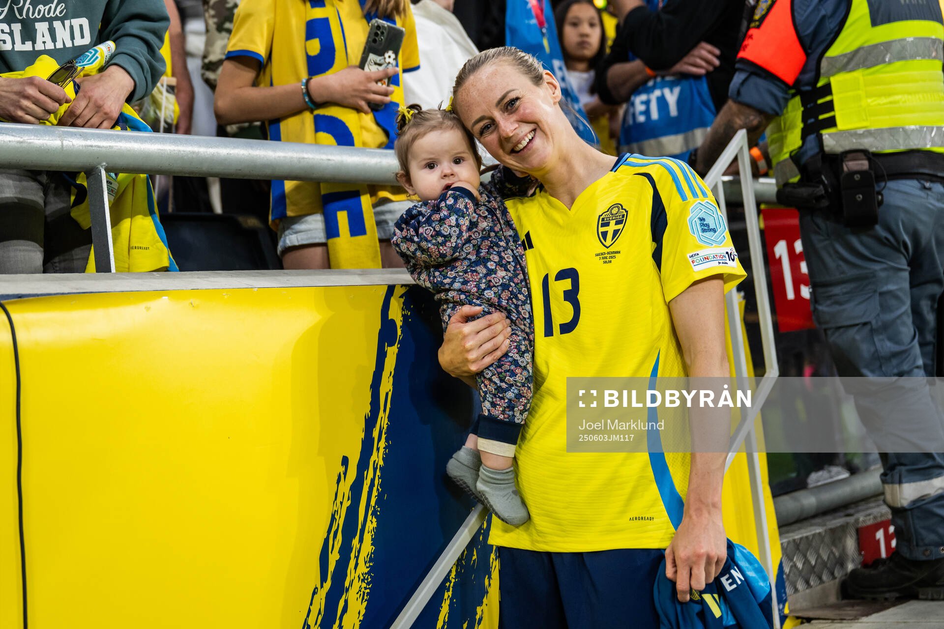 Amanda Ilestedt of Sweden with her daughter