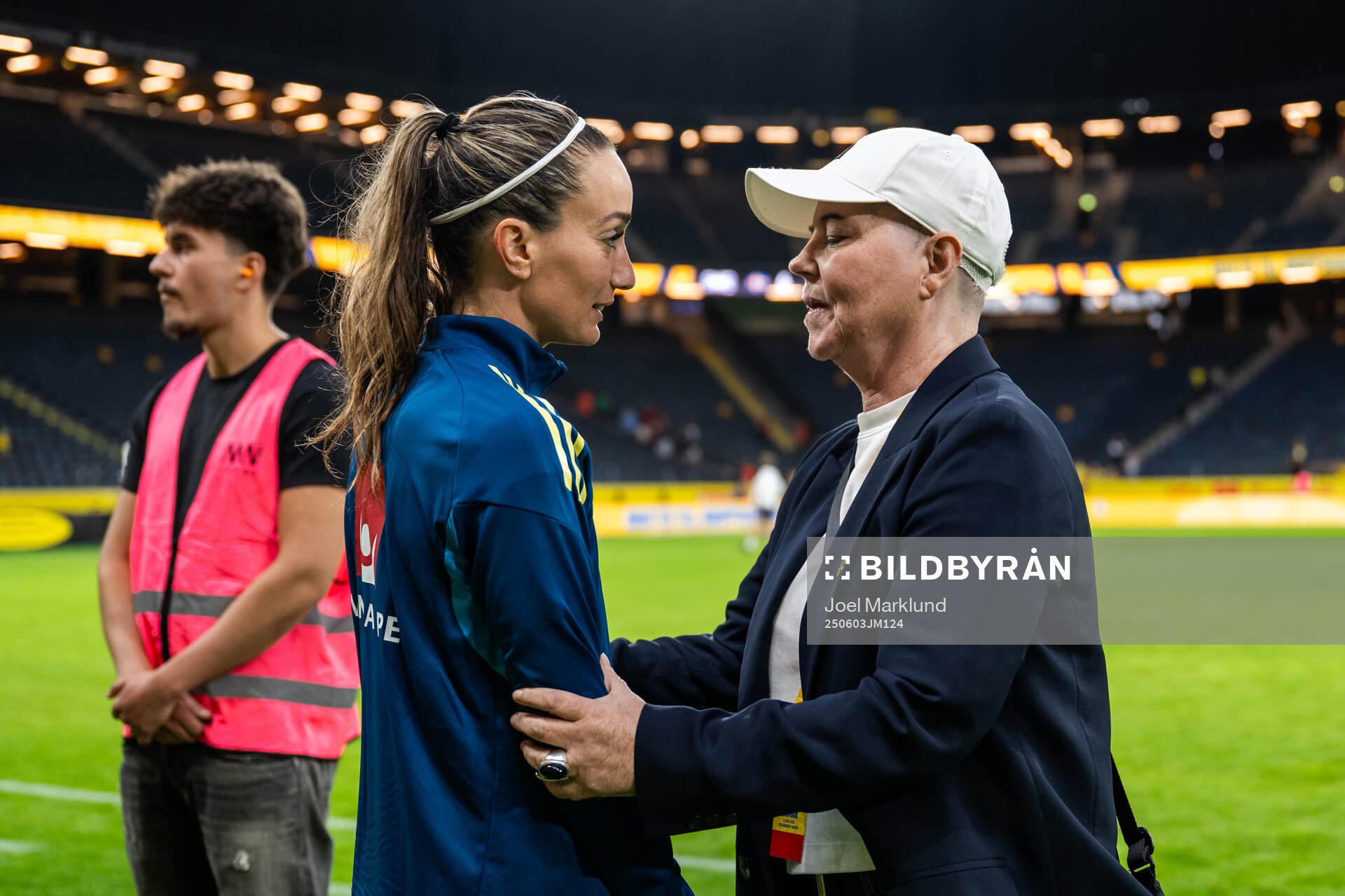 Kosovare Asllani and team manager Marika Domanski Lyfors of
