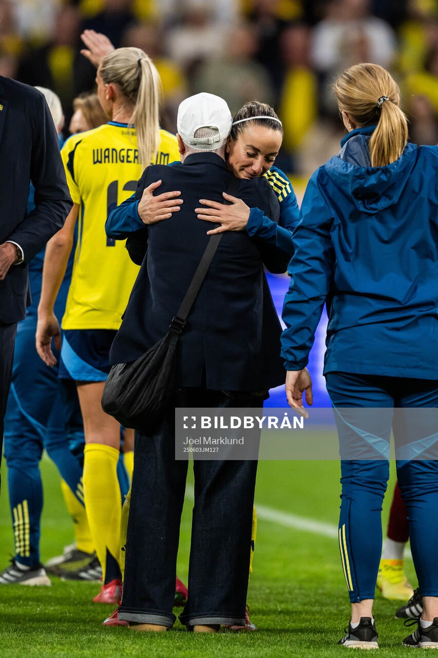 Kosovare Asllani and team manager Marika Domanski Lyfors of