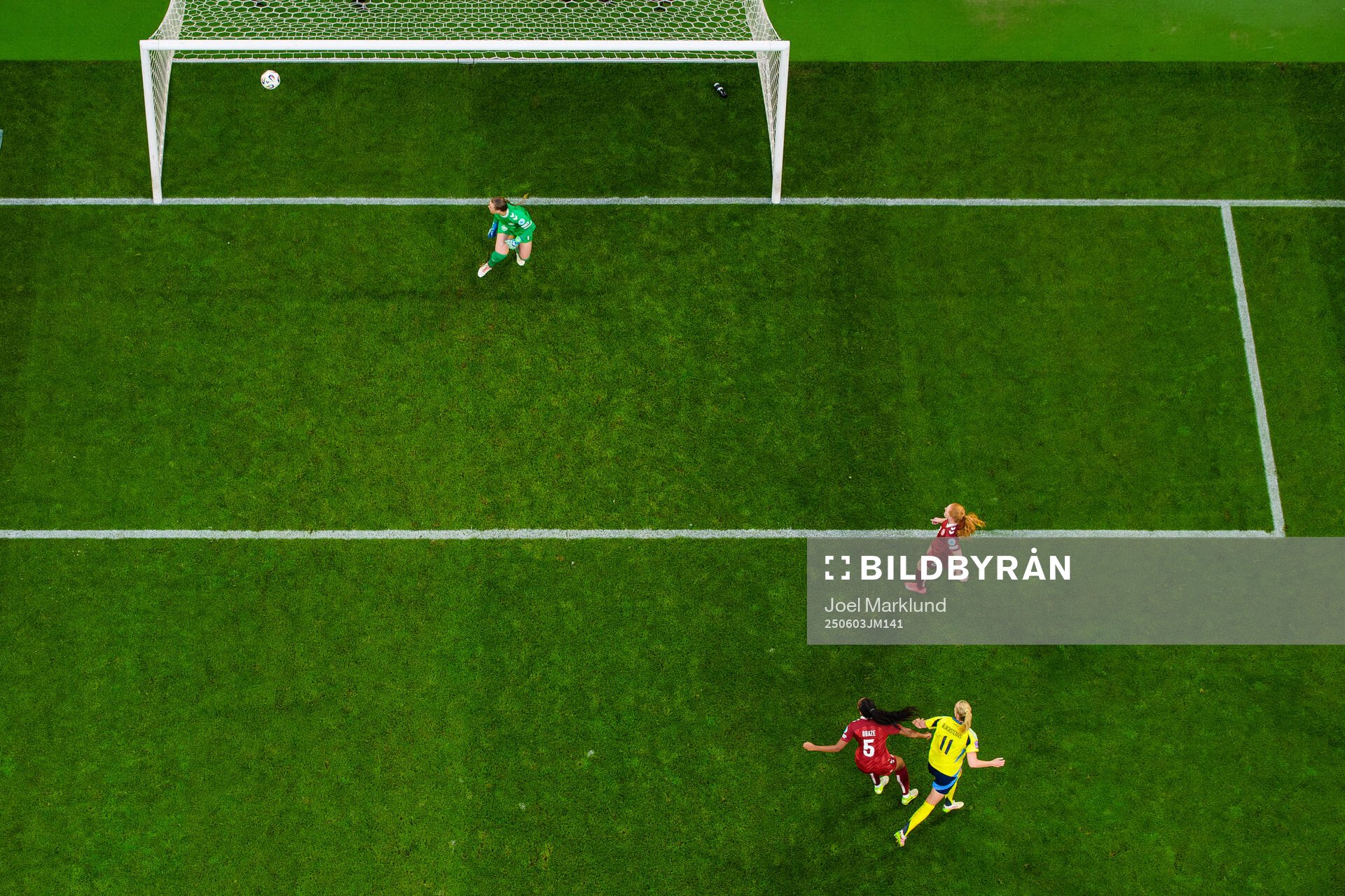 Stina Blackstenius of Sweden scores the 4-1 goal behind