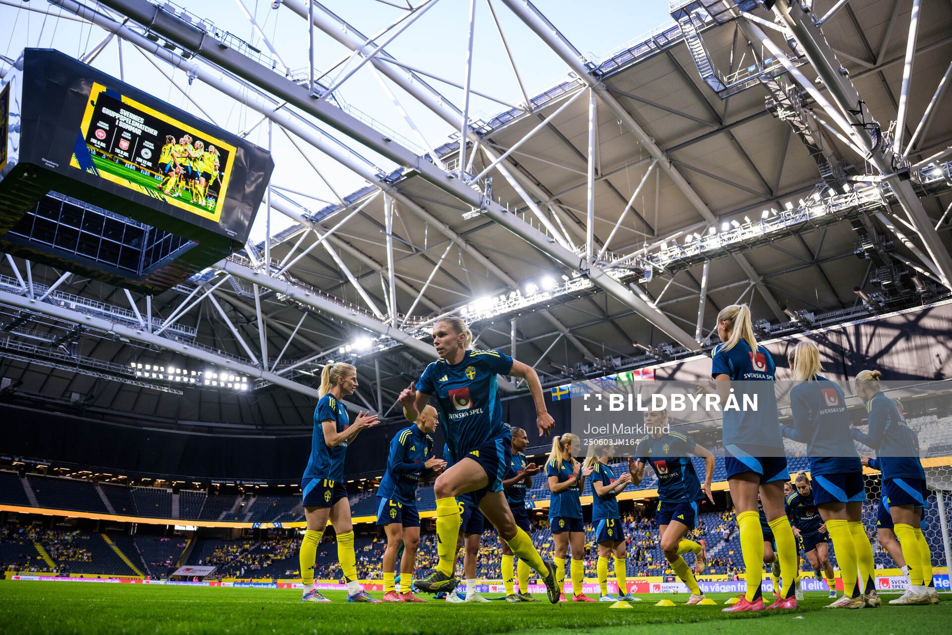 Jonna Andersson and Fridolina Rolfö of Sweden at warm-up