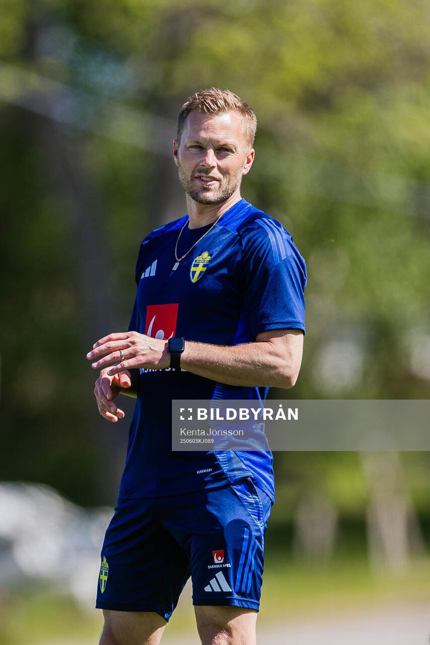 Assistant coach Sebastian Larsson of the Swedish men's