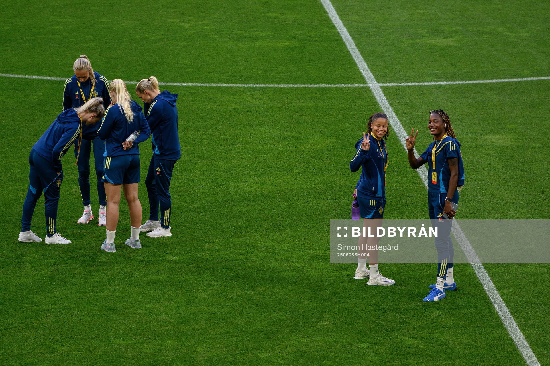Felicia Schröder and Evelyn Ijeh of Sweden