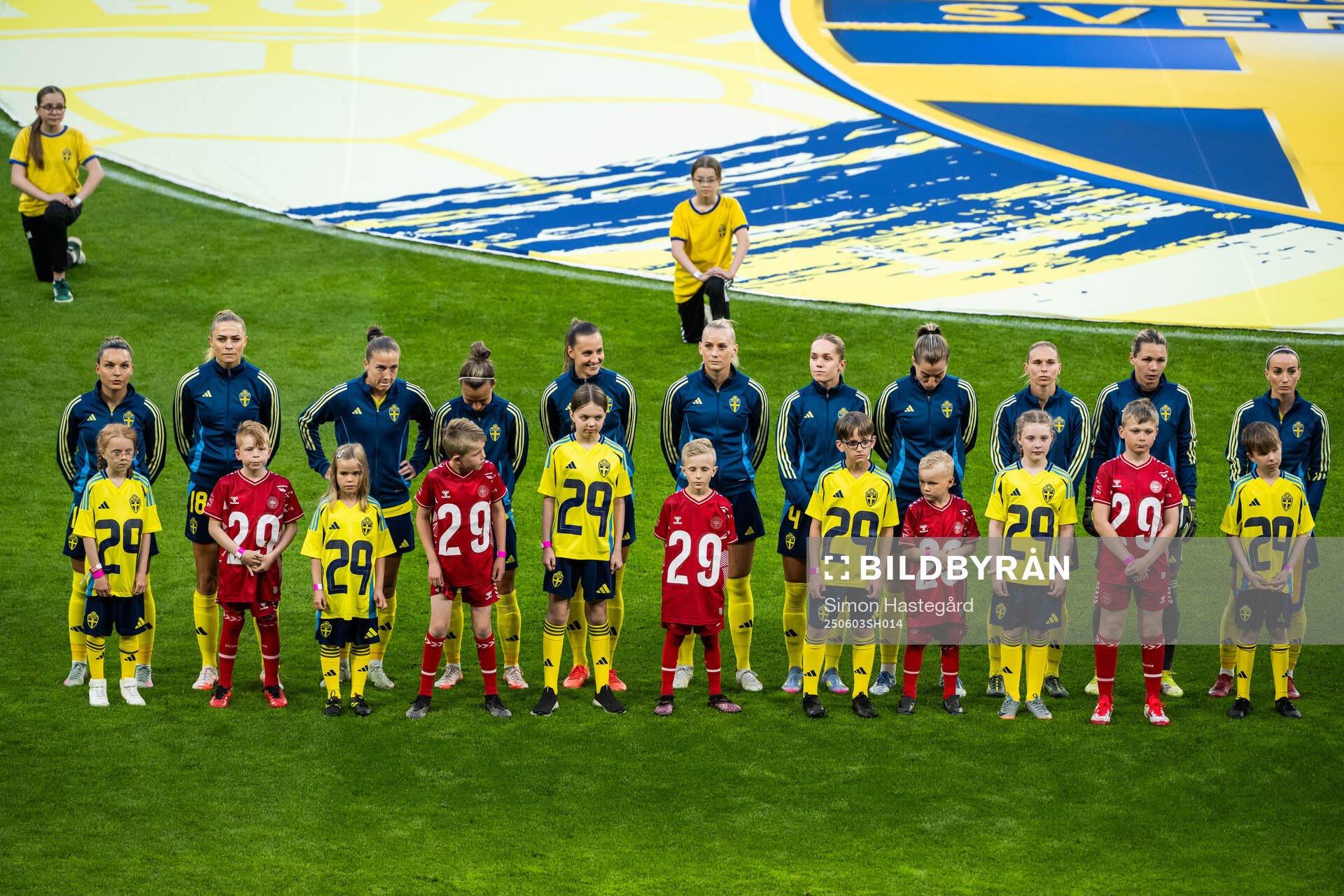 Players of Sweden with mascots