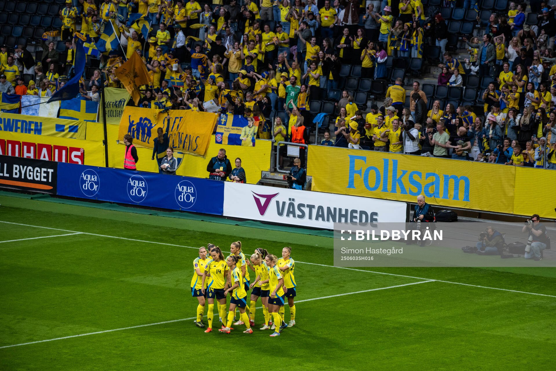 Stina Blackstenius of Sweden celebrates with team mates