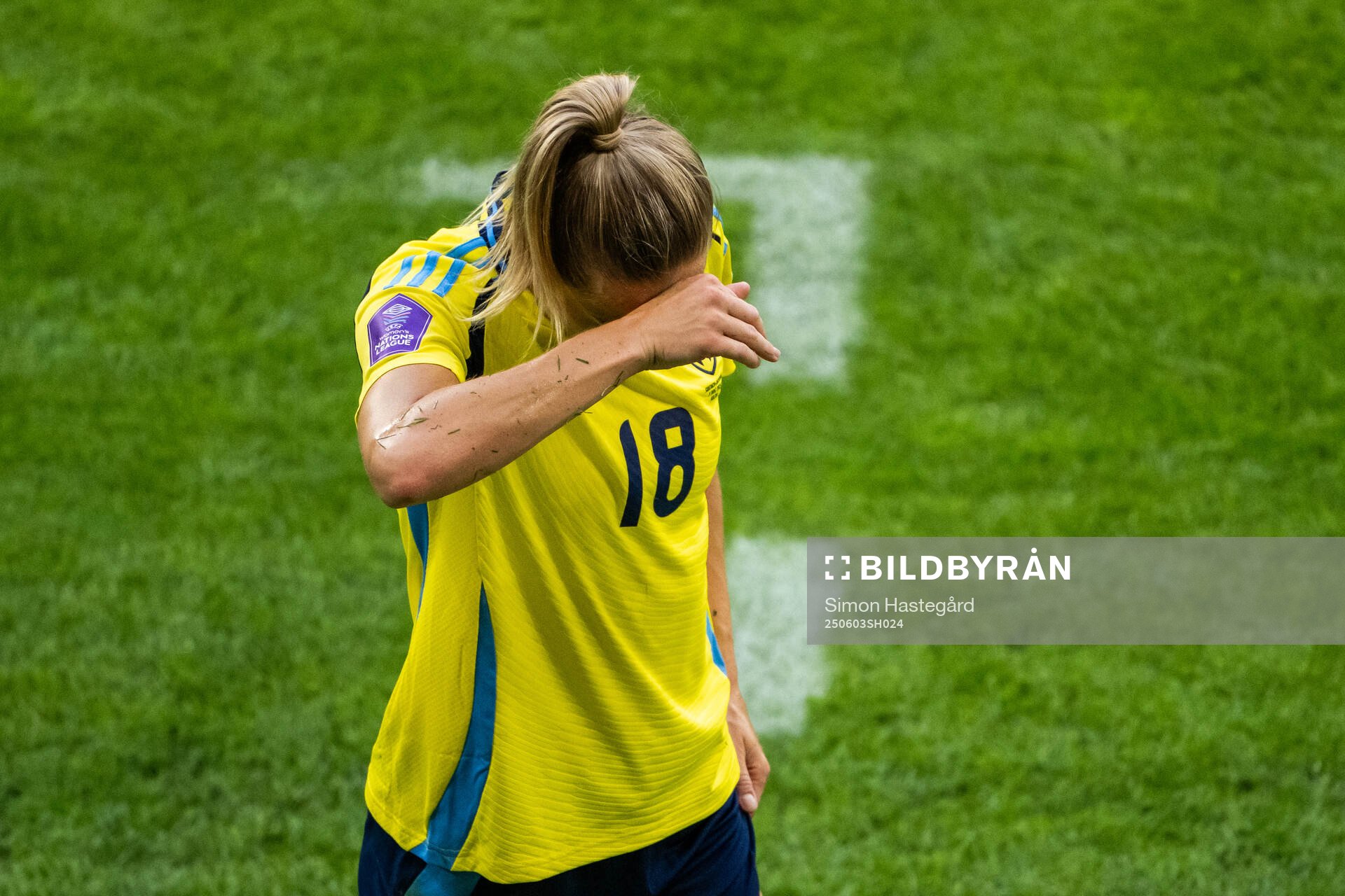 Fridolina Rolfö of Sweden leaves the pitch due to injury