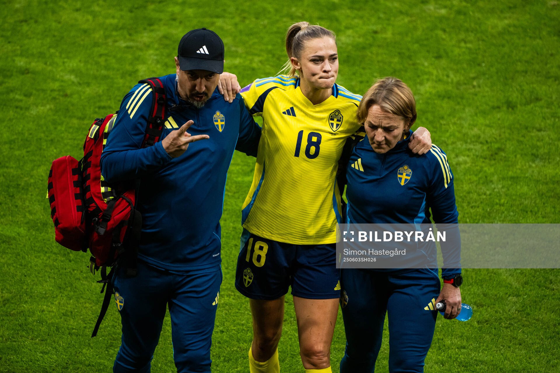 Fridolina Rolfö of Sweden leaves the pitch due to injury