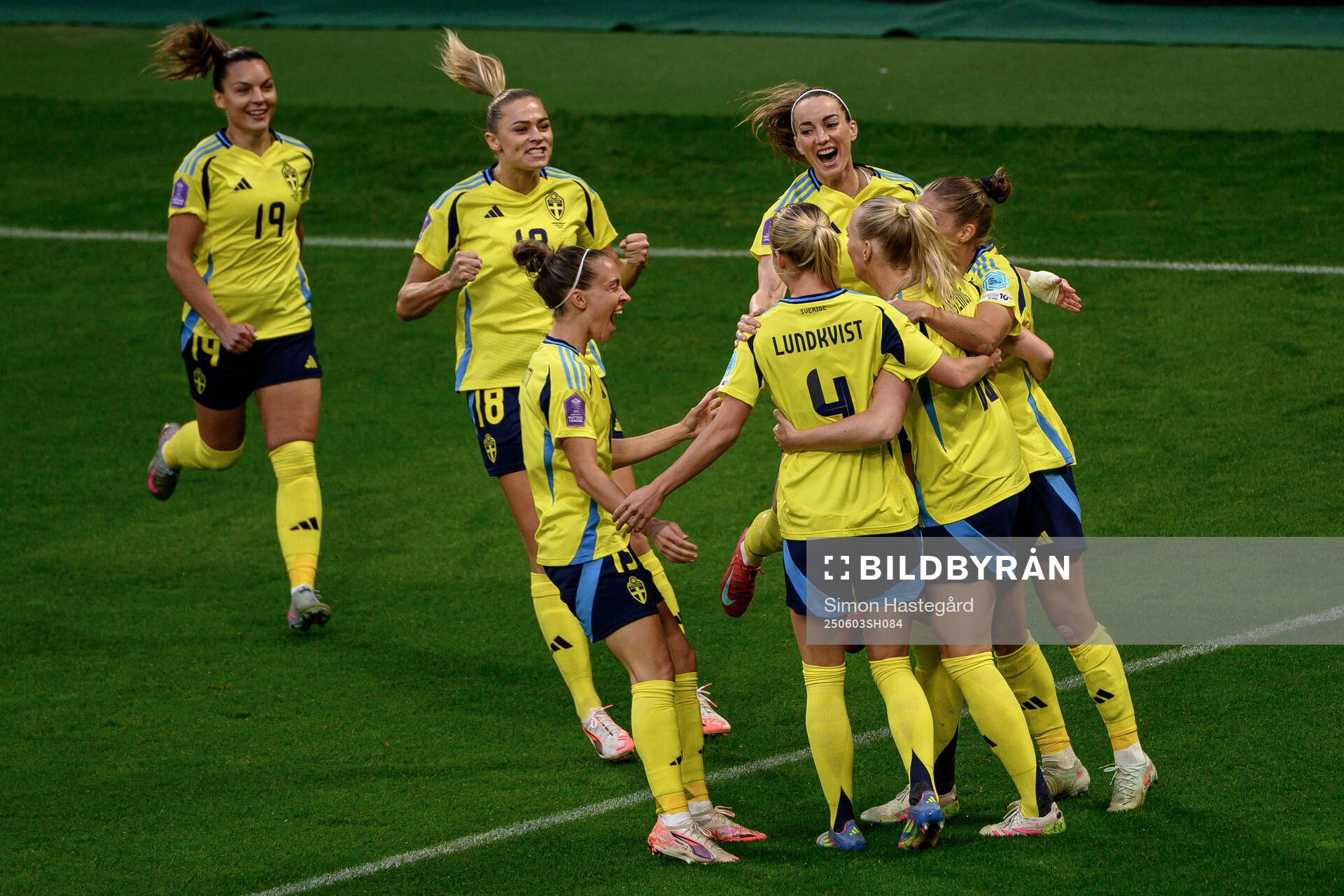 Stina Blackstenius of Sweden celebrates the 1-0 goal with