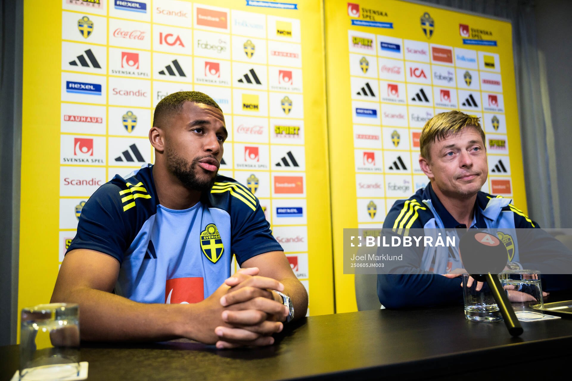 Isak Hien and head coach Jon Dahl Tomasson of the Swedish