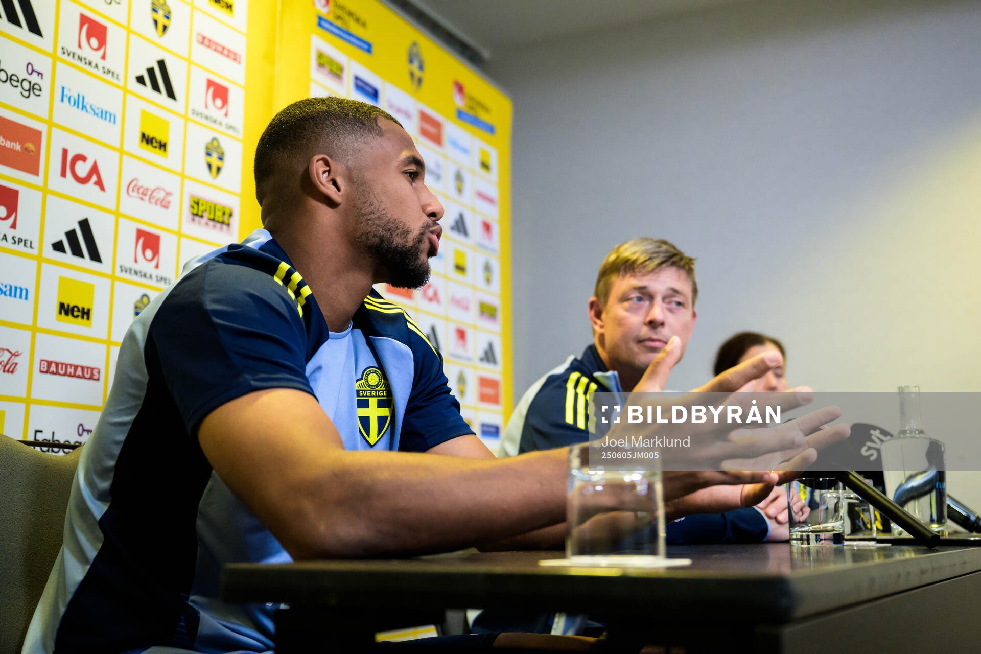 Isak Hien and head coach Jon Dahl Tomasson of the Swedish
