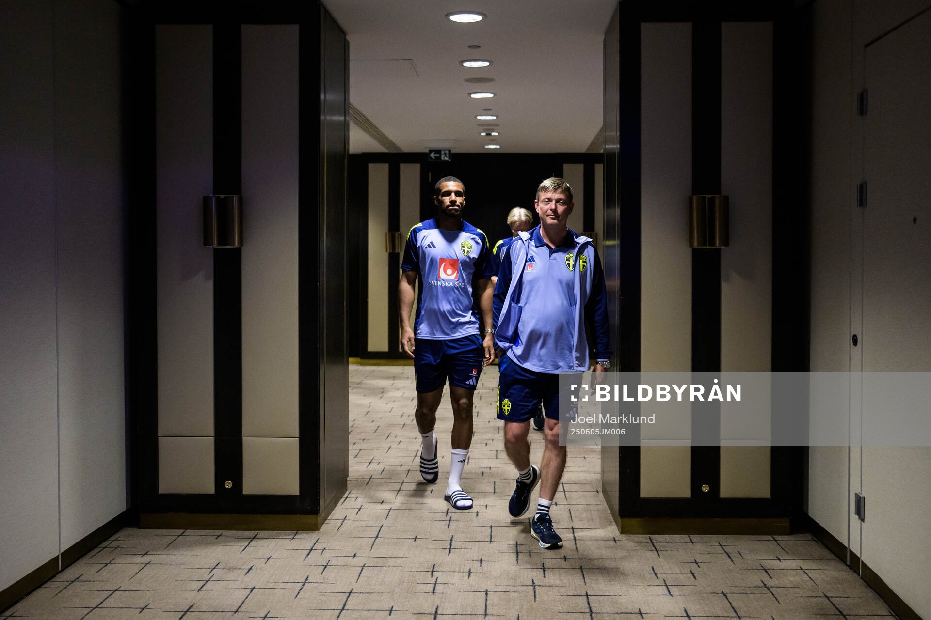 Isak Hien and head coach Jon Dahl Tomasson of the Swedish