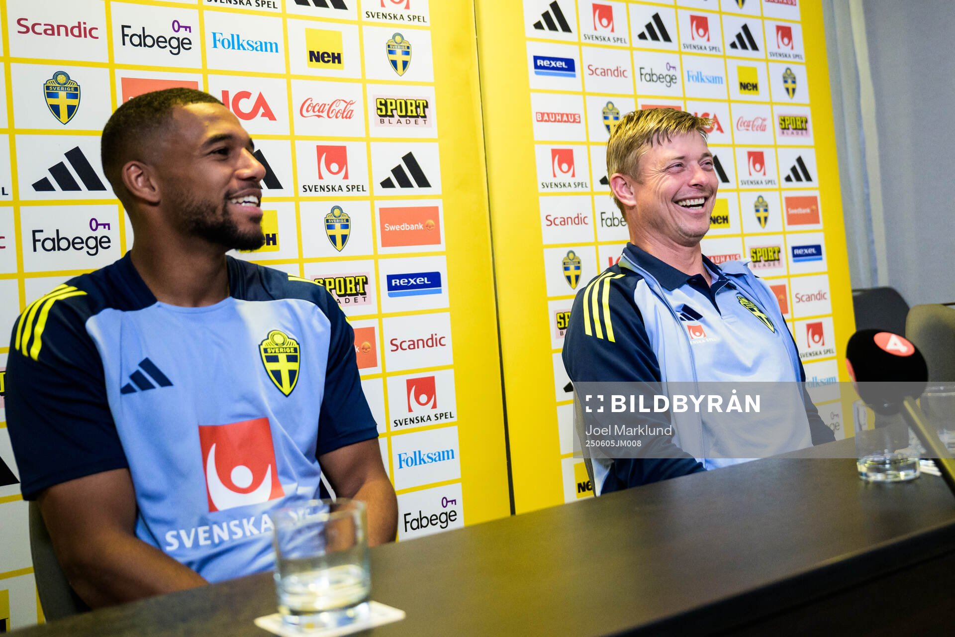 Isak Hien and head coach Jon Dahl Tomasson of the Swedish