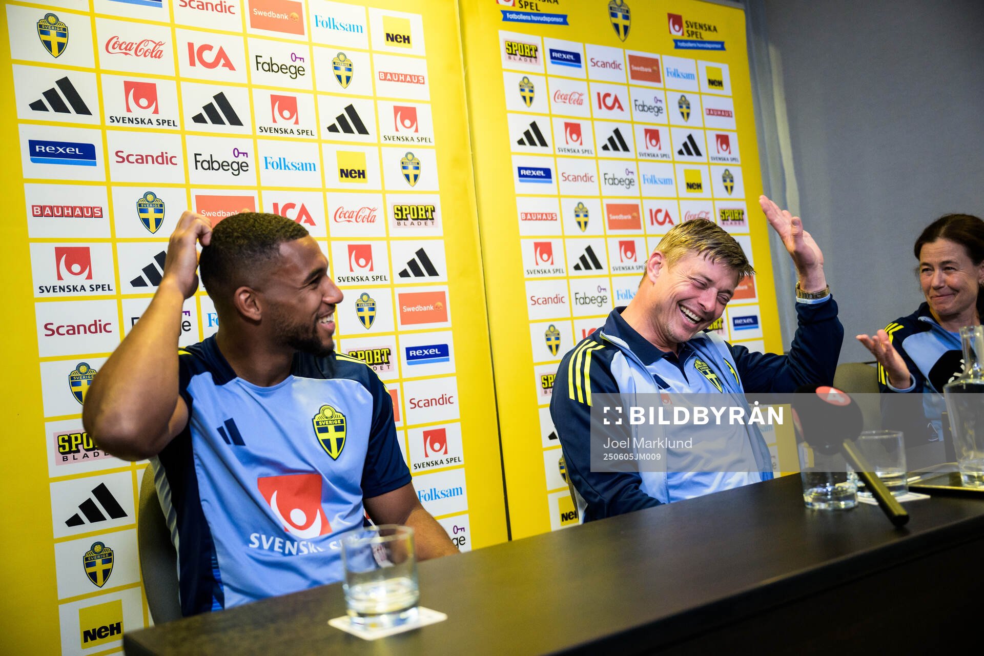 Isak Hien, head coach Jon Dahl Tomasson and press officer