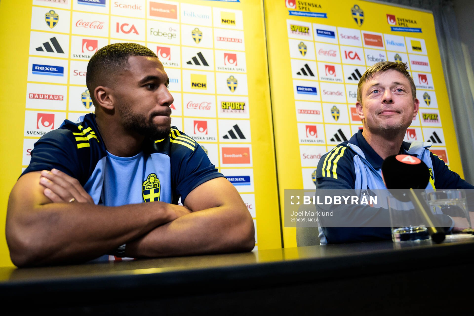 Isak Hien and head coach Jon Dahl Tomasson of the Swedish