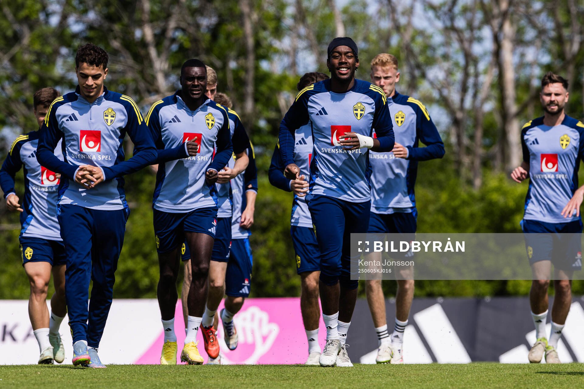 Yasin Ayari, Ken Sema and Anthony Elanga of the Swedish