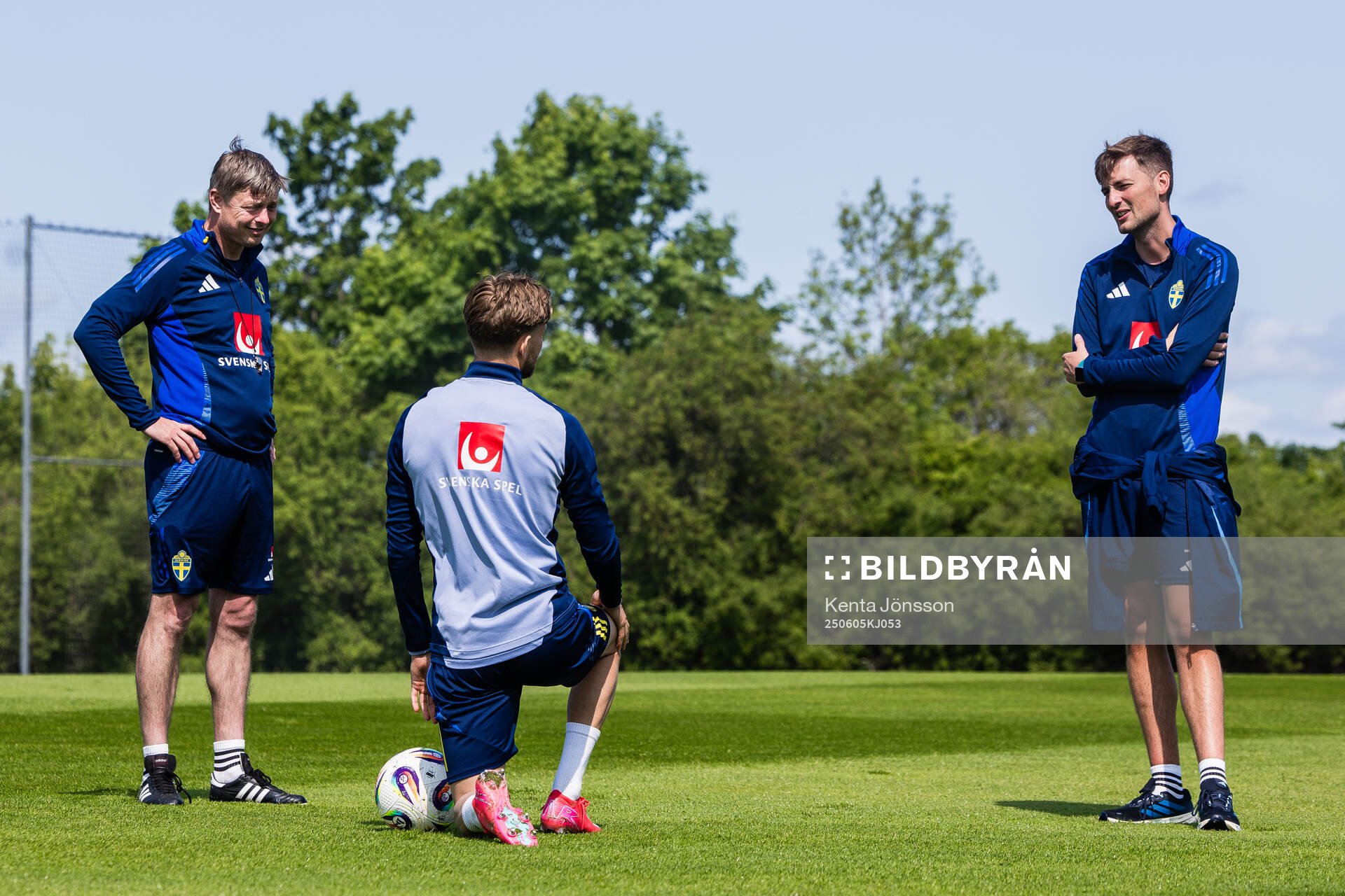 Head coach Jon Dahl Tomasson, Anton Saletros and analyst
