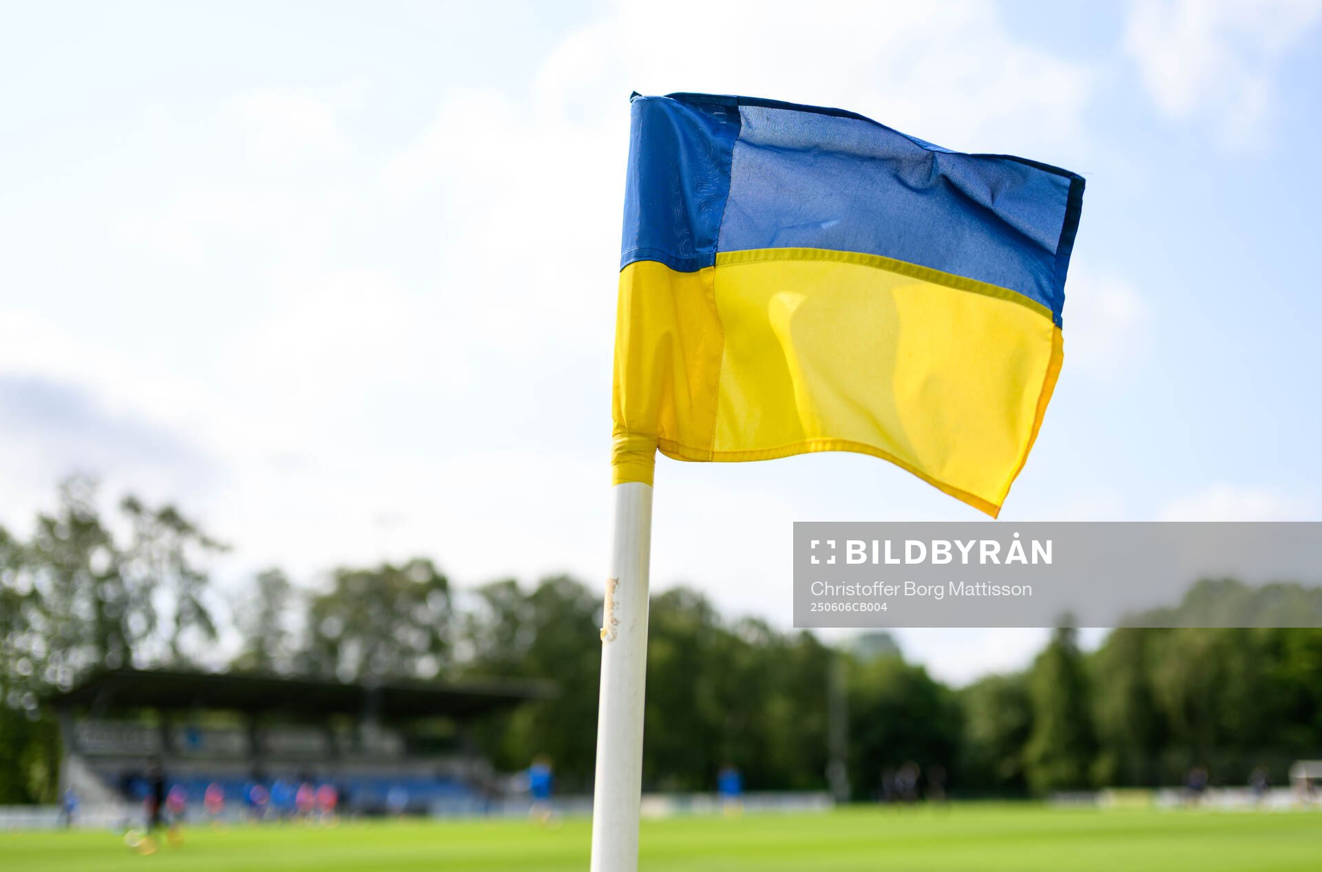 Hörnflagga i Sveriges färger på Harlyckans IP
