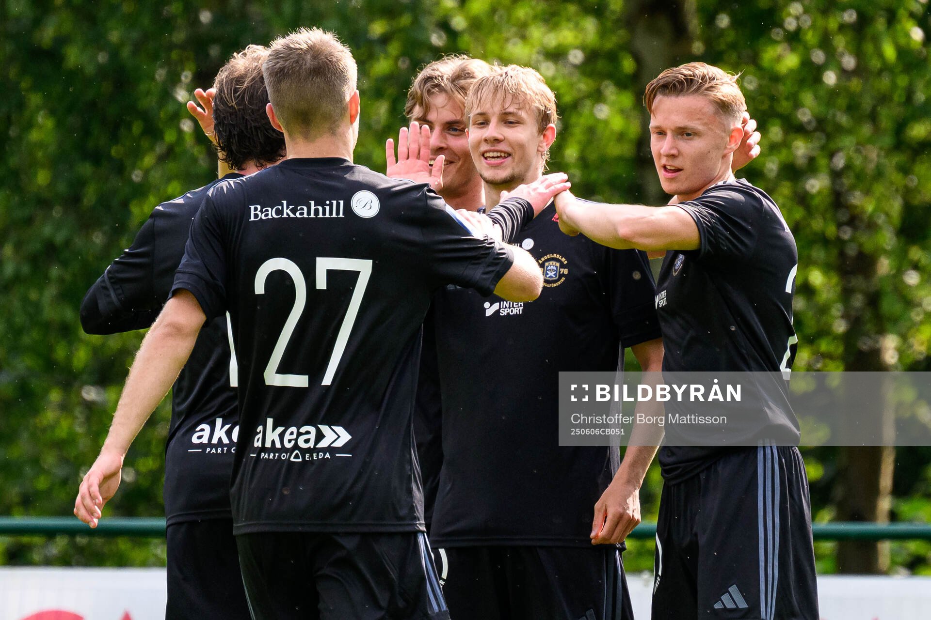 Ängelholms Tim Amilon Persson jublar med lagkamrater