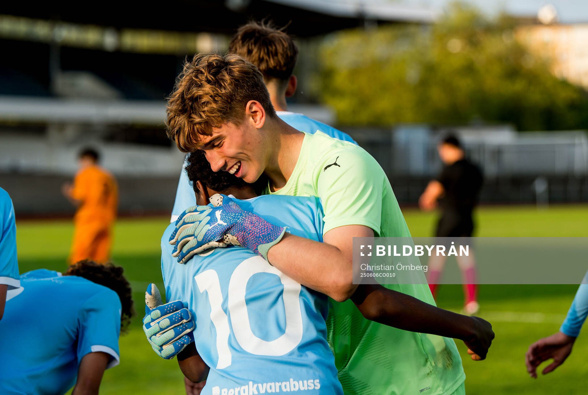 Malmö FFs Sakariya Osman och Isak Nordén jublar