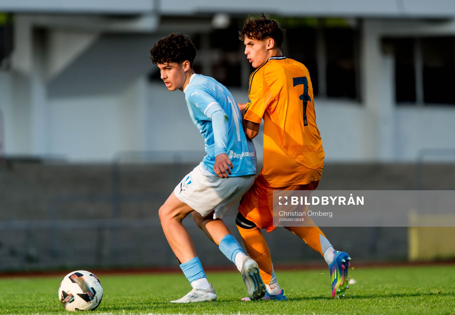 Malmö FFs Leart Sinani och Real Madrids Alvaro Vega Garcia