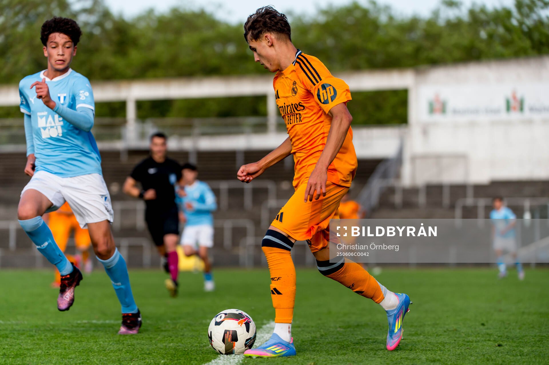 Real Madrids Alvaro Vega Garcia och Malmö FFs Leon Da Silva