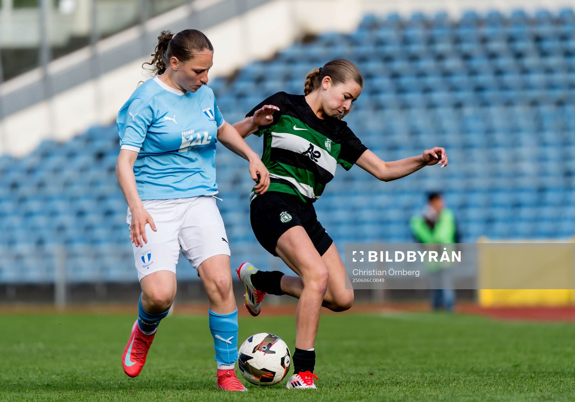Malmö FFs Leonora Ferizi och Sporting CPs Rafaela Soares