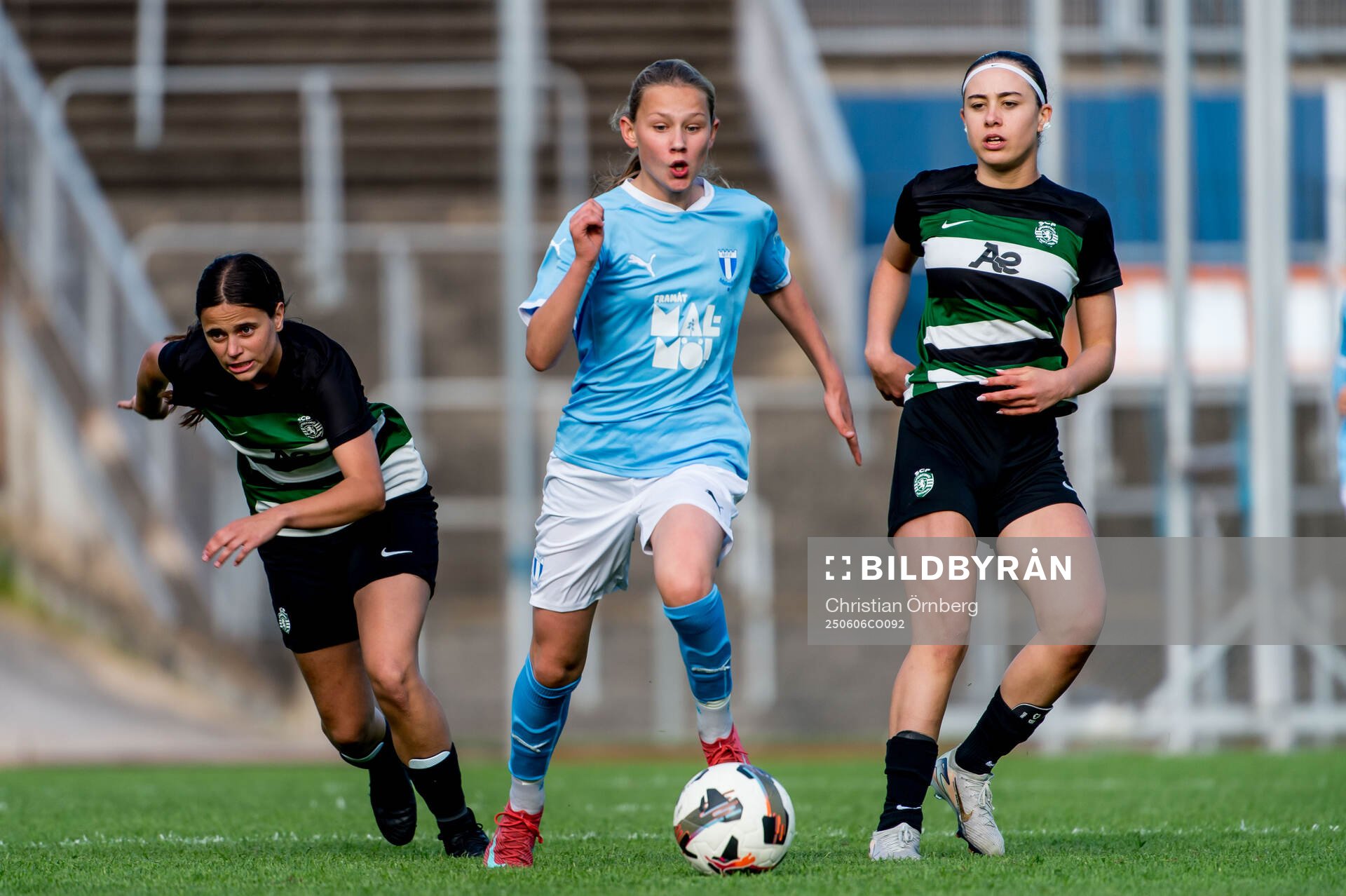 Malmö FFs Tove Schlyter och Sporting CPs Constanca Coelho