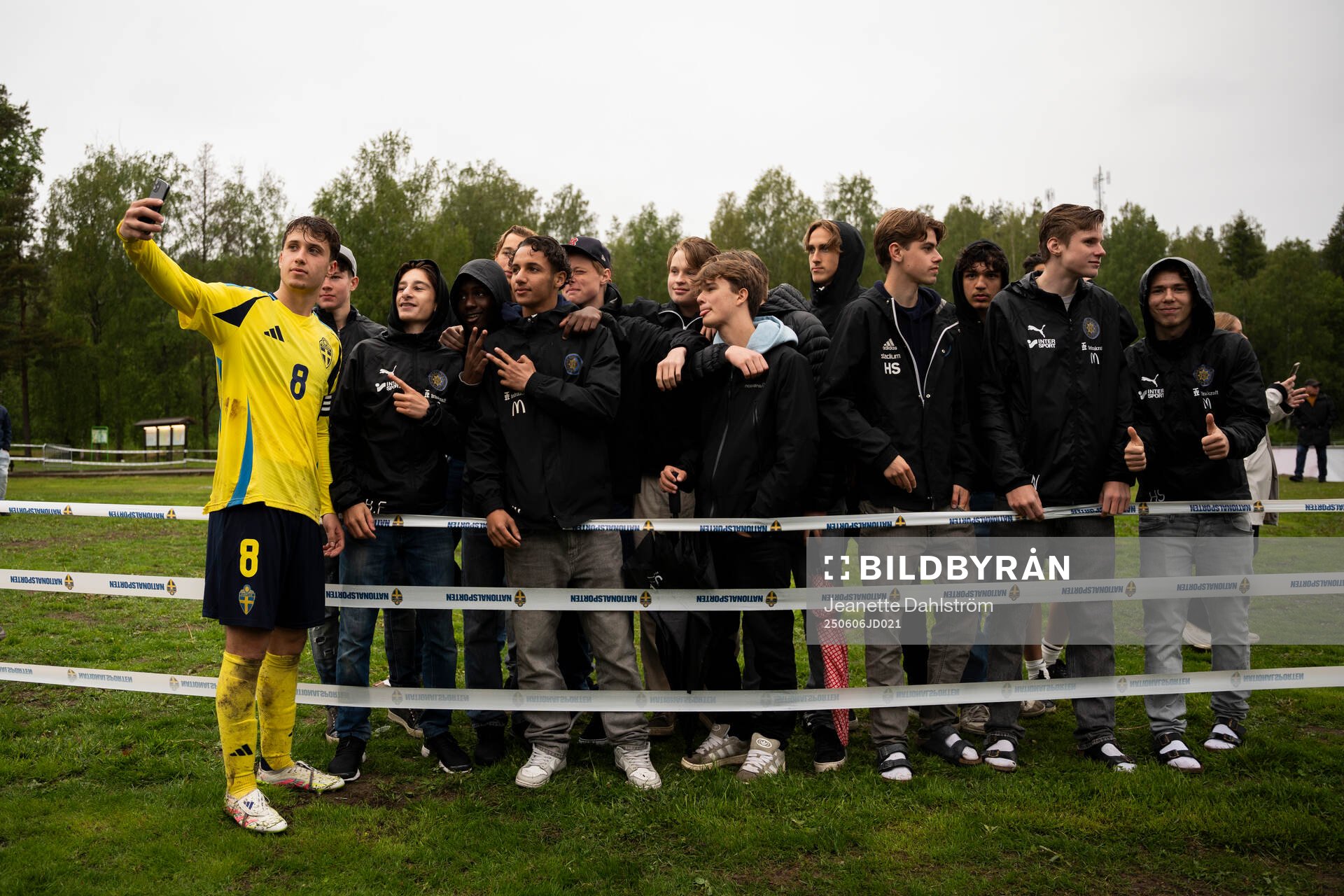 Sveriges Kenan Busuladzic med svenska supportar