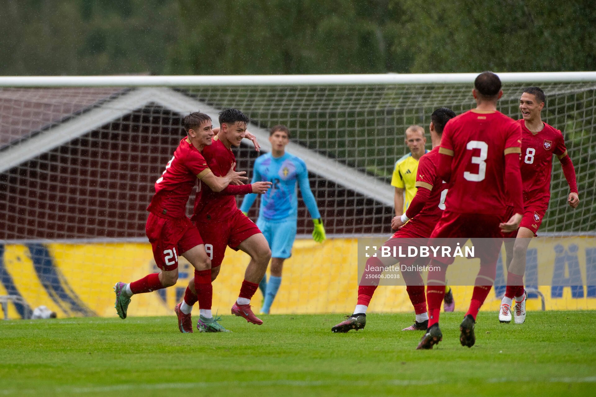 Serbiens Andrej Popov jublar över 0-1 målet