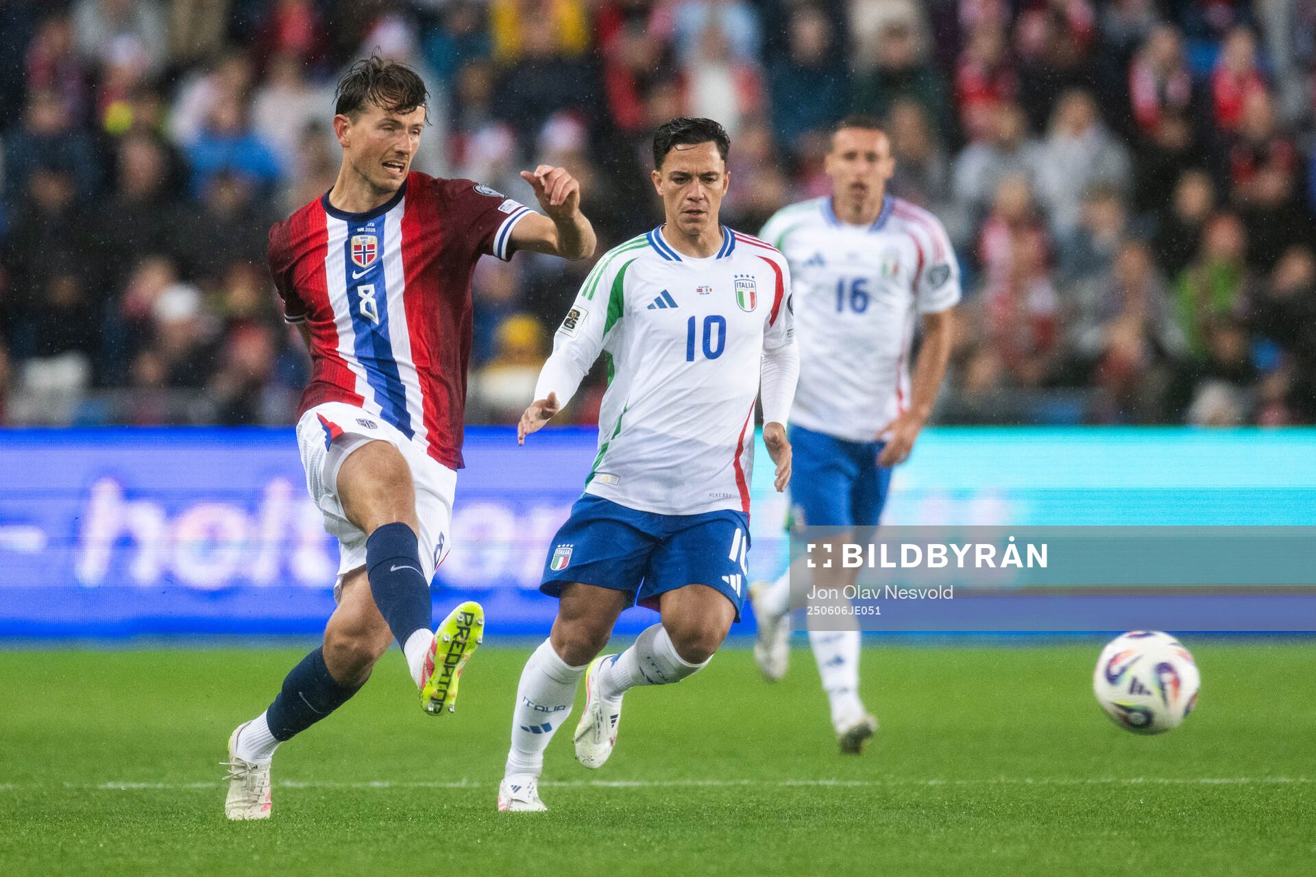 Sander Berge of Norway and Giacomo Raspadori of Italy