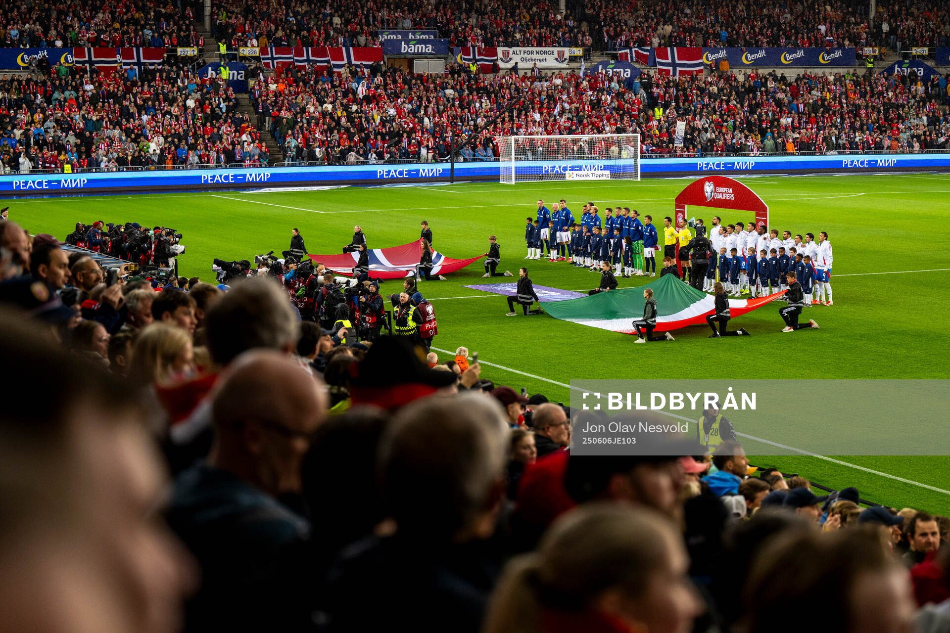 The teams line up
