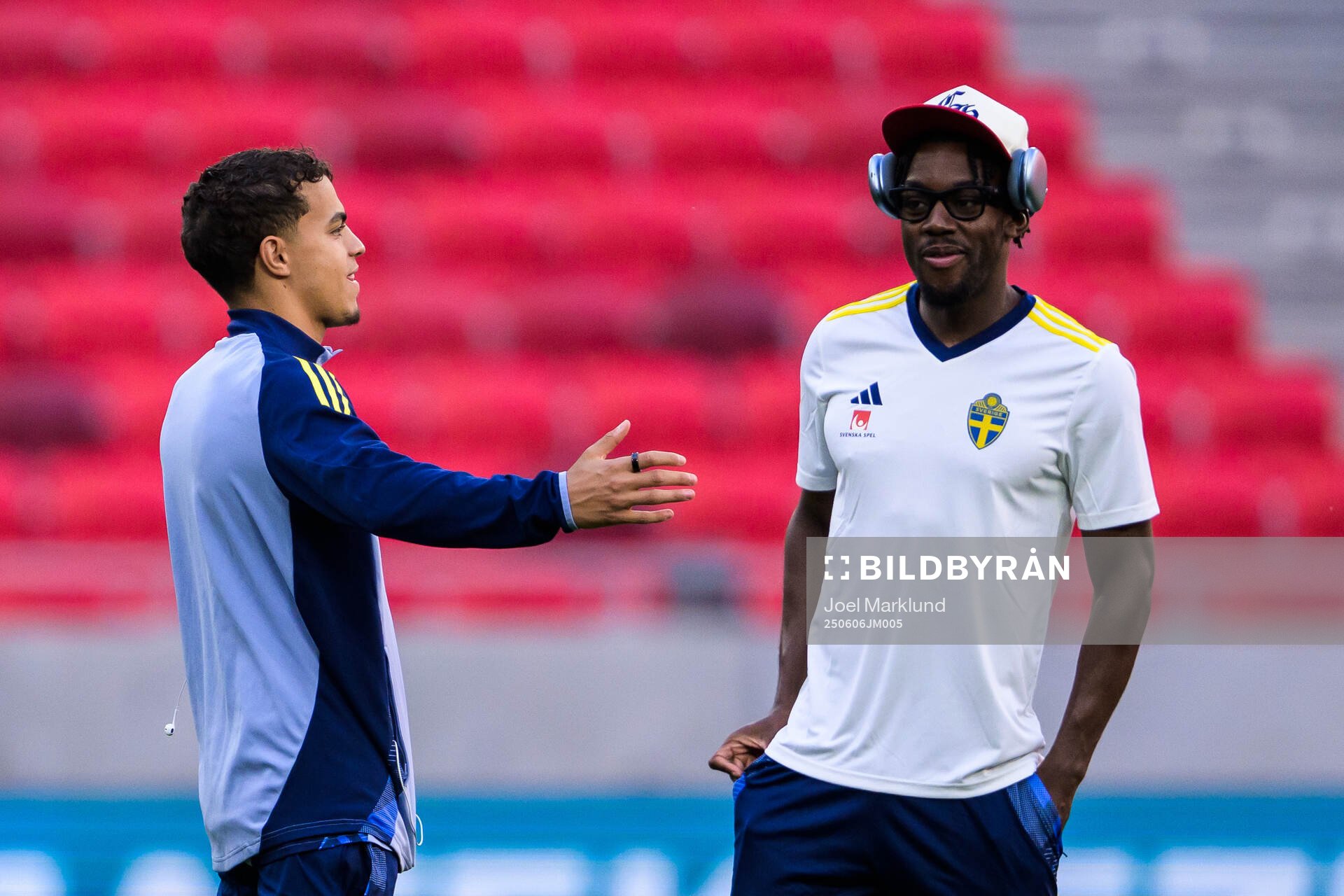 Yasin Ayari and Anthony Elanga of Sweden