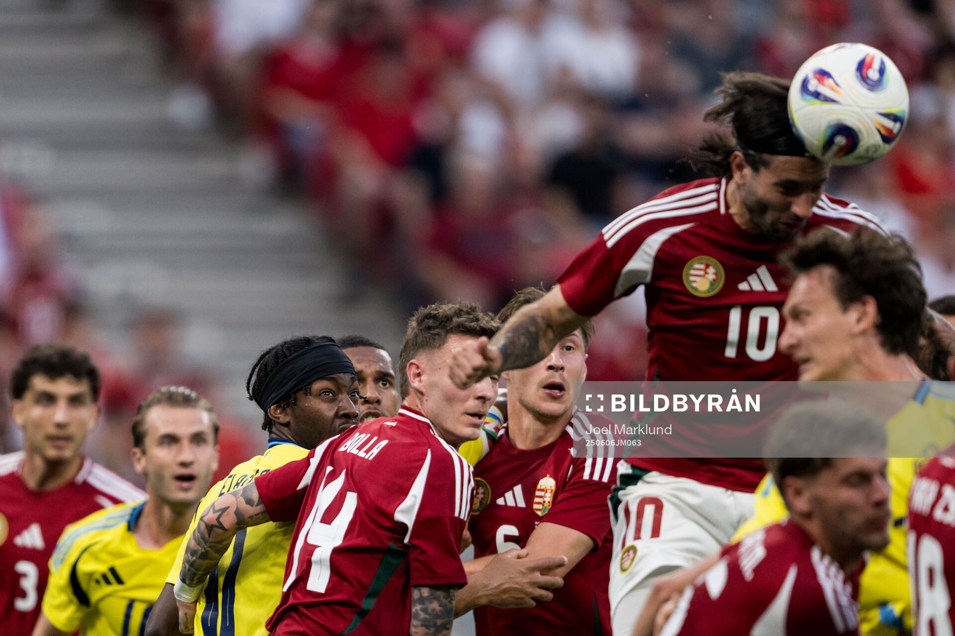 Anthony Elanga of Sweden and Dominik Szoboszlai of Hungary