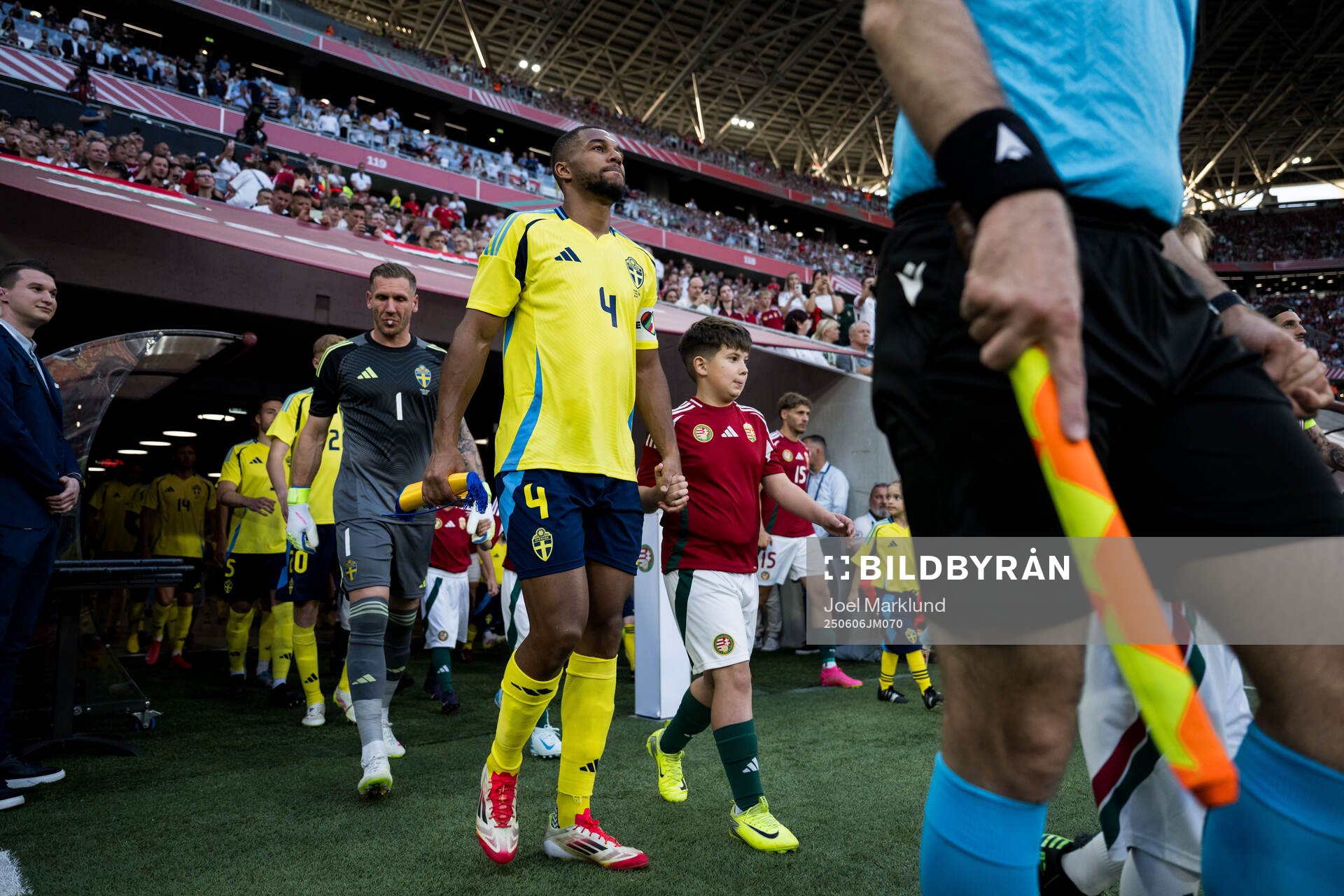 Goalkeeper Robin Olsen and Isak Hien of Sweden