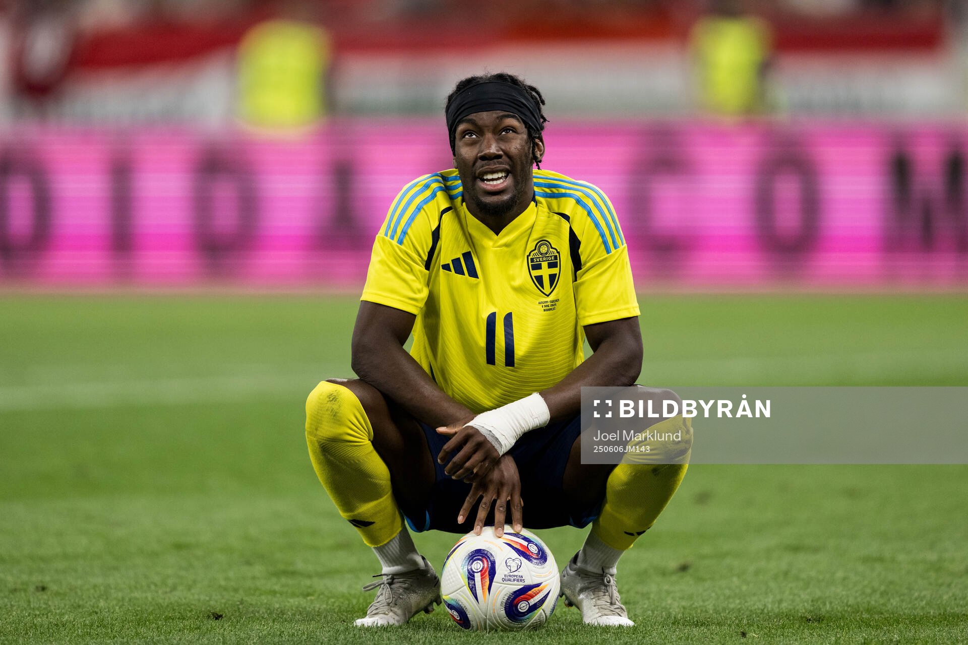 Anthony Elanga of Sweden looks dejected