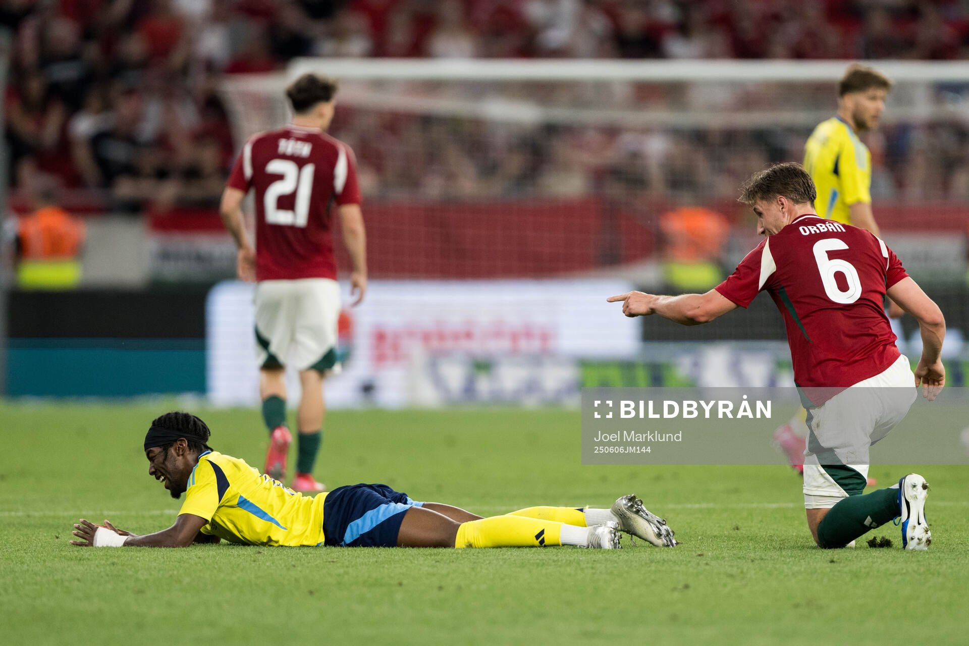 Anthony Elanga of Sweden and Willi Orban of Hungary