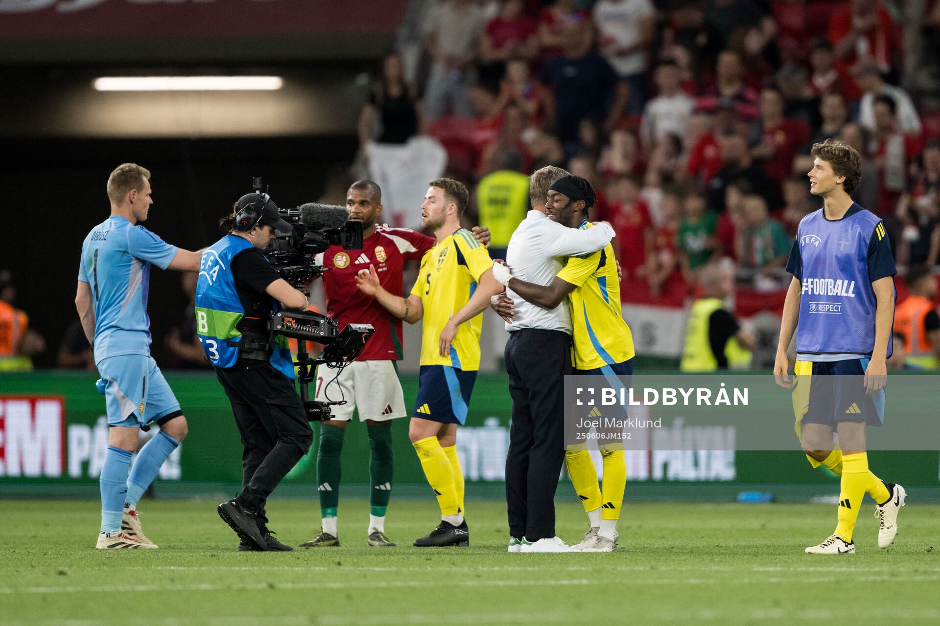Head coach Jon Dahl Tomasson and Anthony Elanga of Sweden