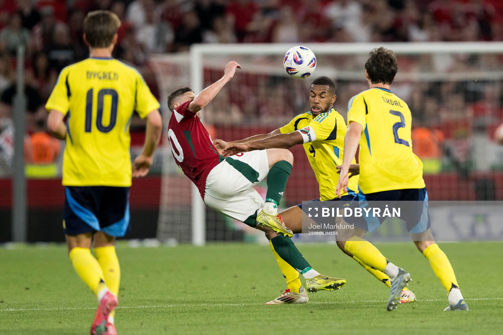 Roland Sallai of Hungary and Isak Hien of Sweden