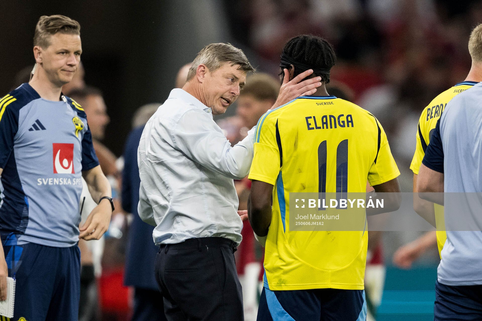 Head coach Jon Dahl Tomasson and Anthony Elanga of Sweden