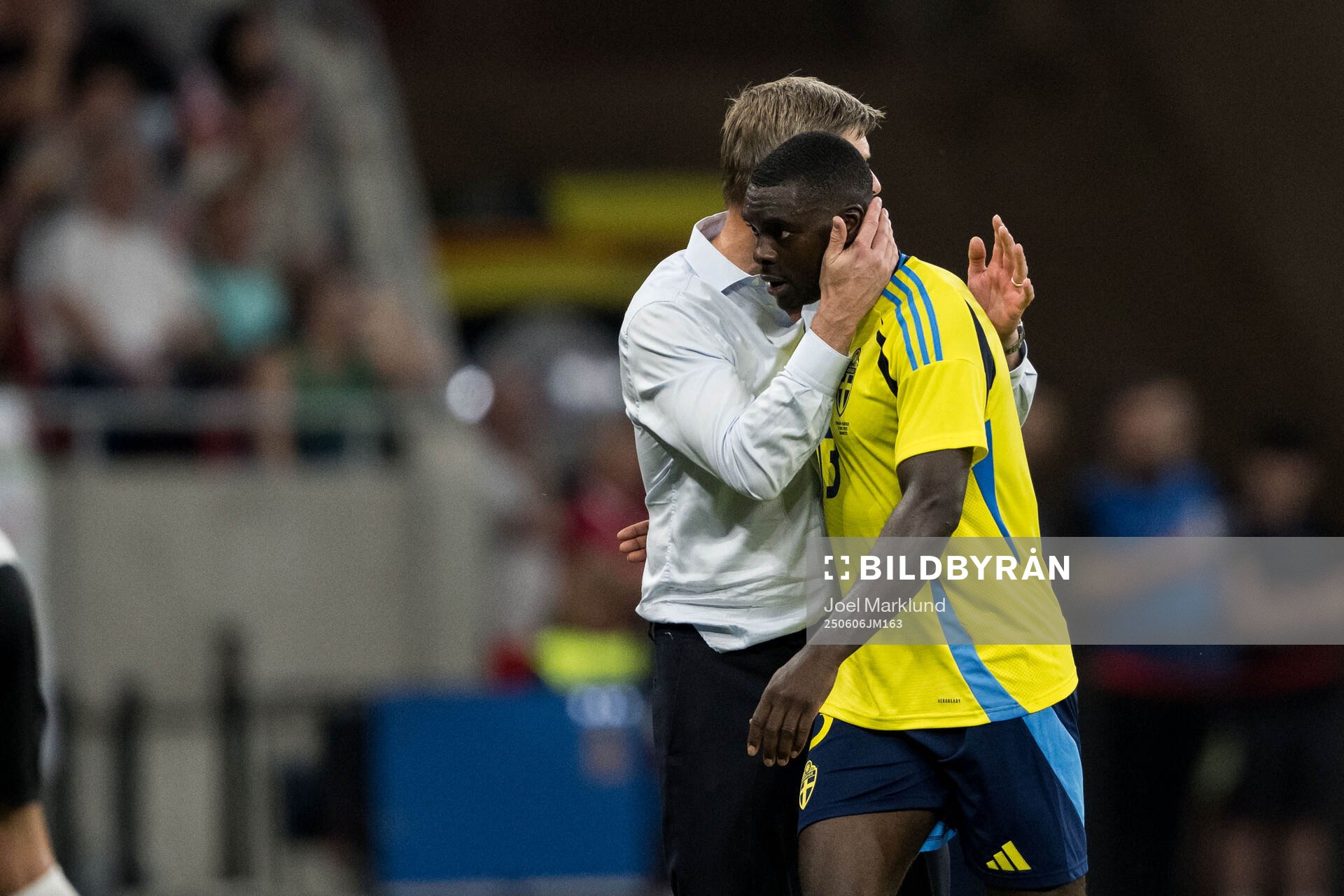 Head coach Jon Dahl Tomasson and Ken Sema of Sweden