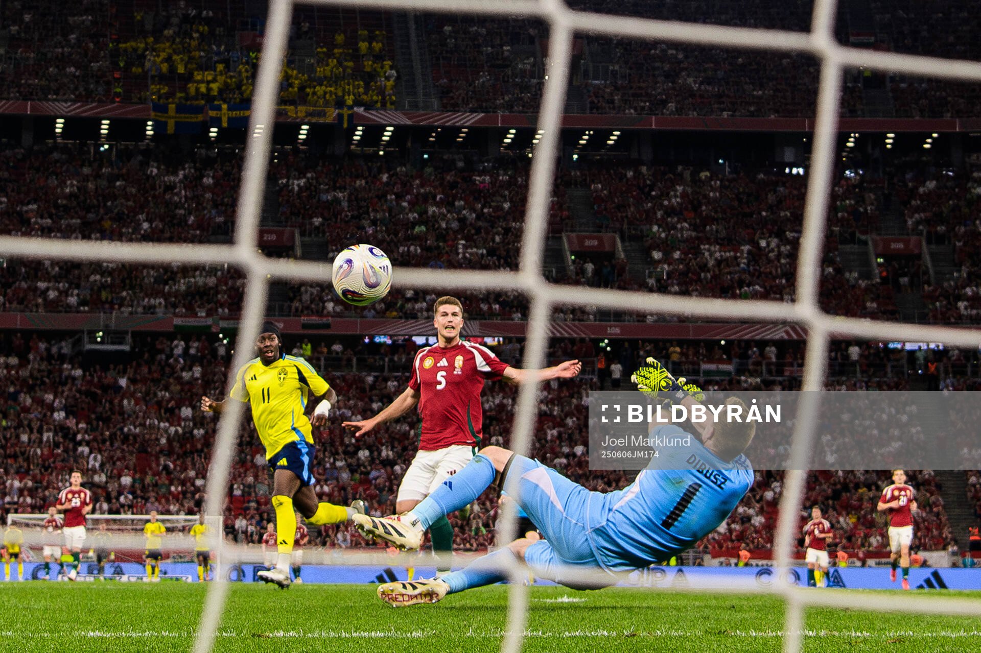 Anthony Elanga of Sweden in action against Gábor Szalai
