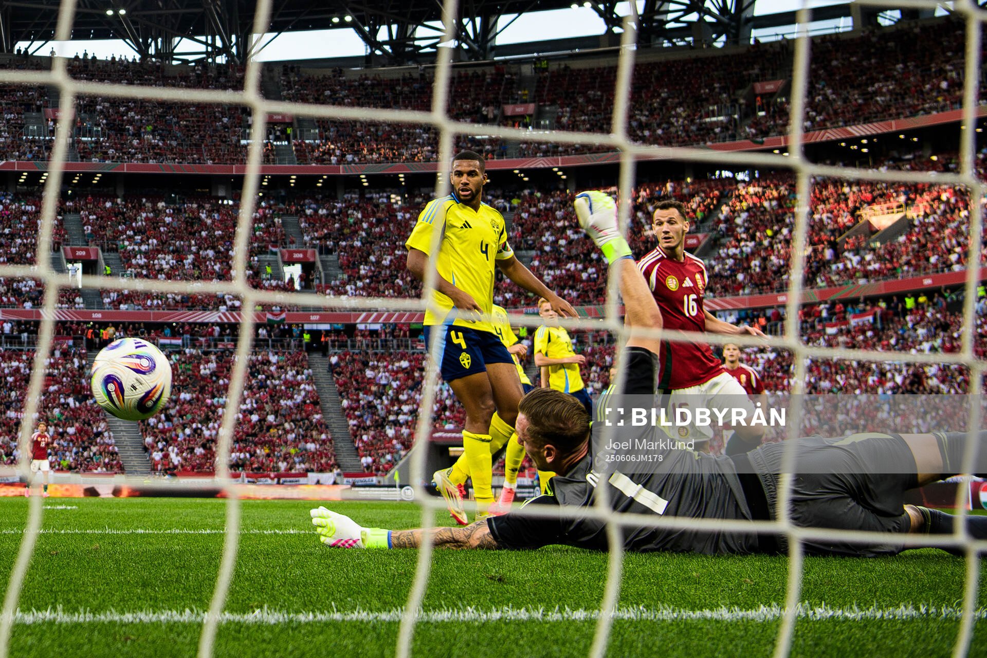 Isak Hien of Sweden and Daniel Gazdag of Hungary see