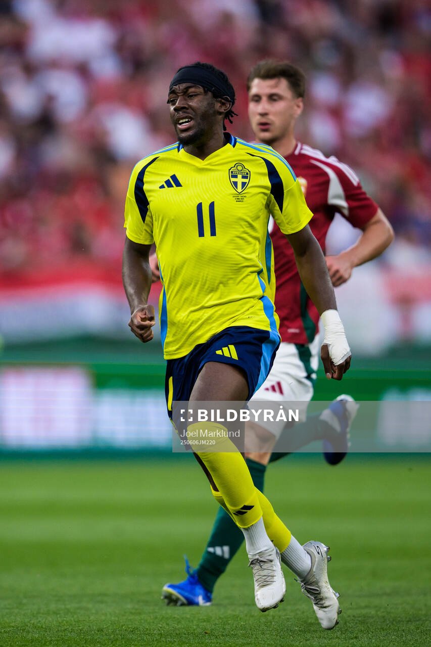 Anthony Elanga of Sweden looks dejected