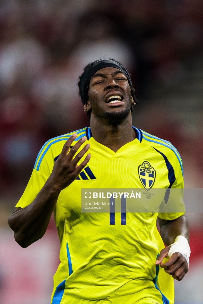 Anthony Elanga of Sweden looks dejected
