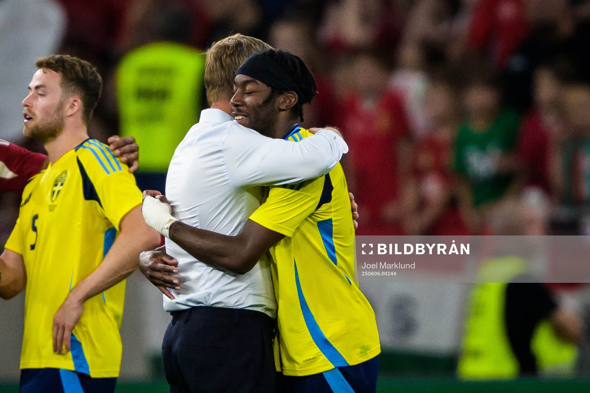 Head coach Jon Dahl Tomasson hugs Anthony Elanga of Sweden