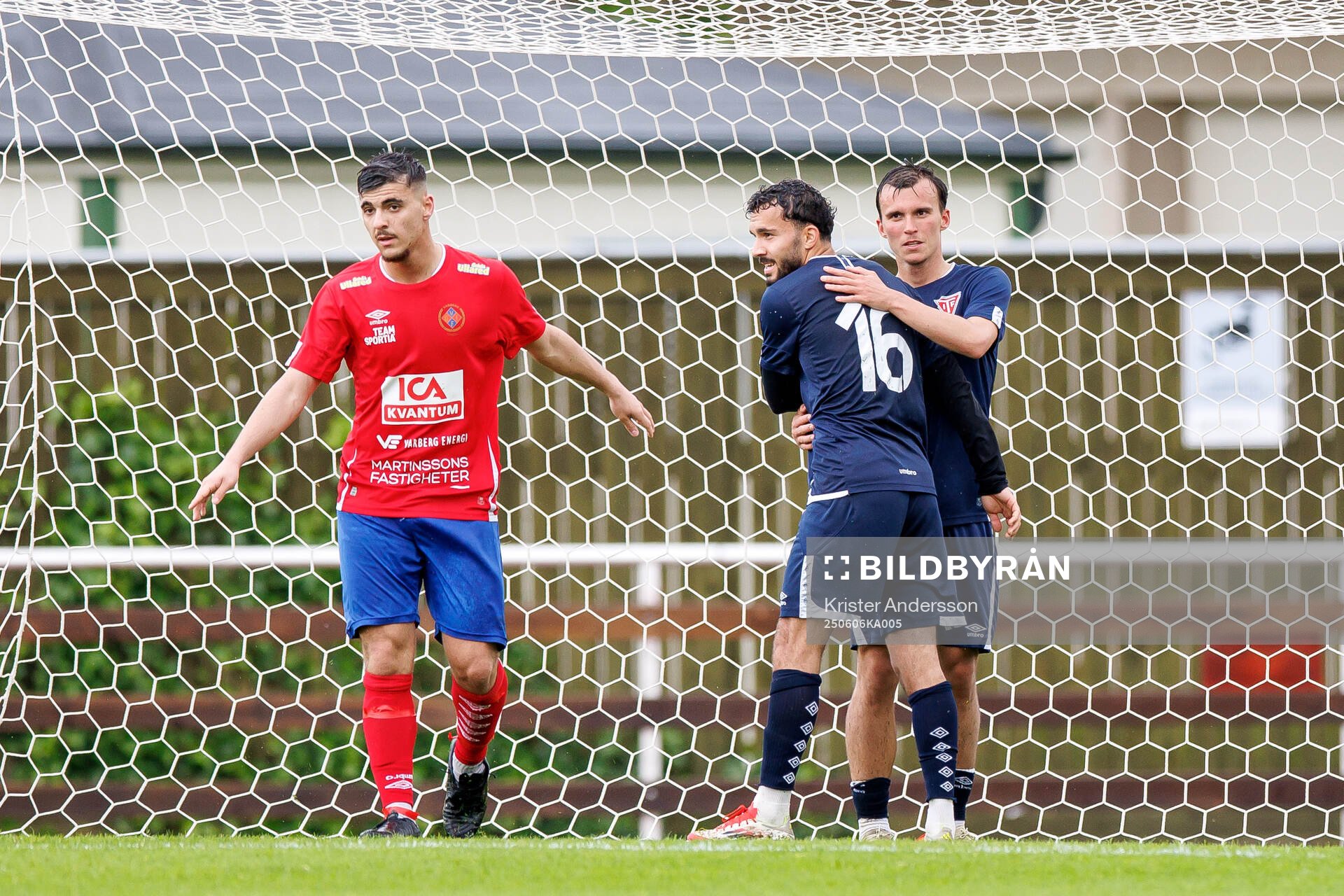 Tvååkers Liam Munther jublar med Mohanad Saeed