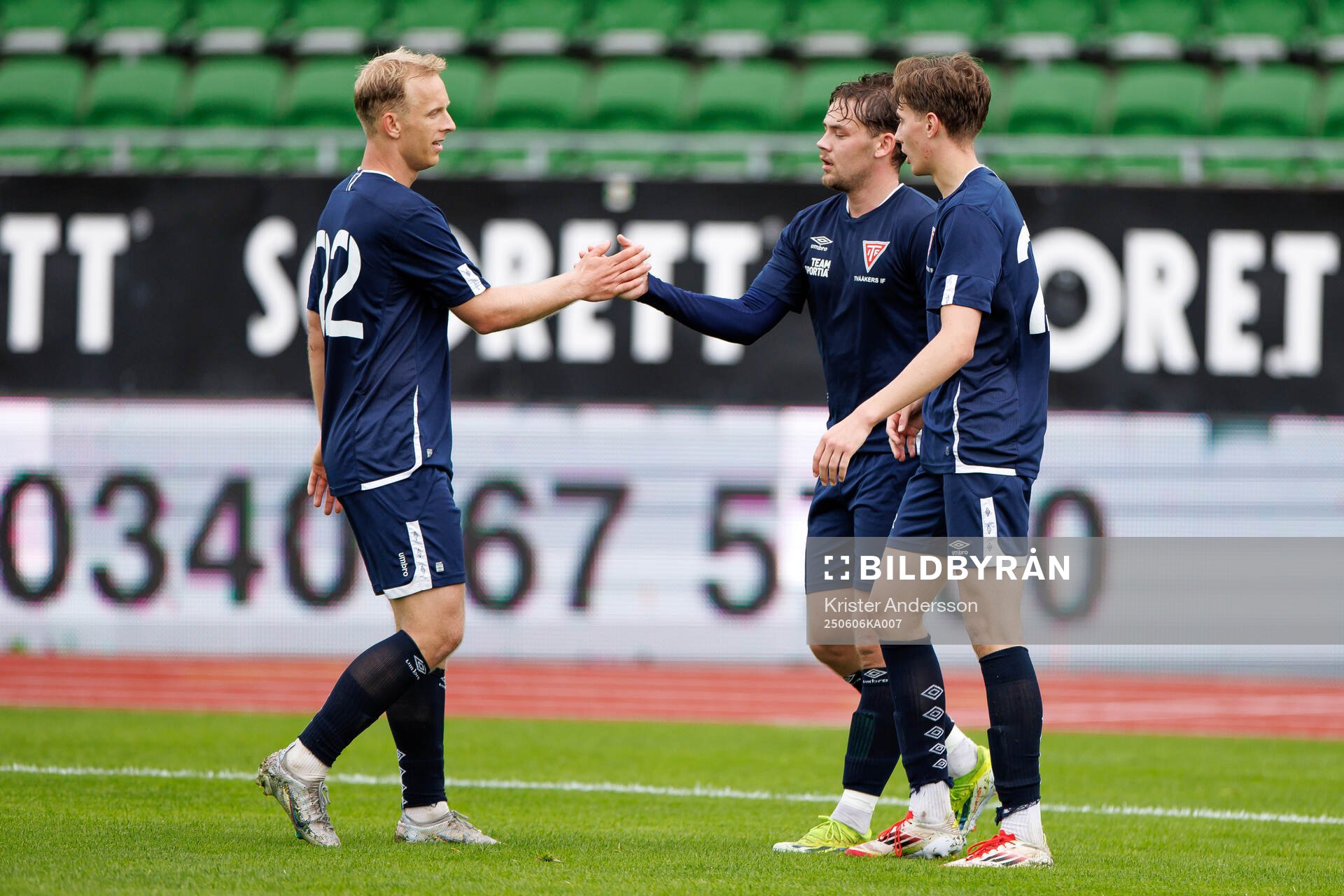 Tvååkers William Borgryd jublar med Hugo Rödin och Albin