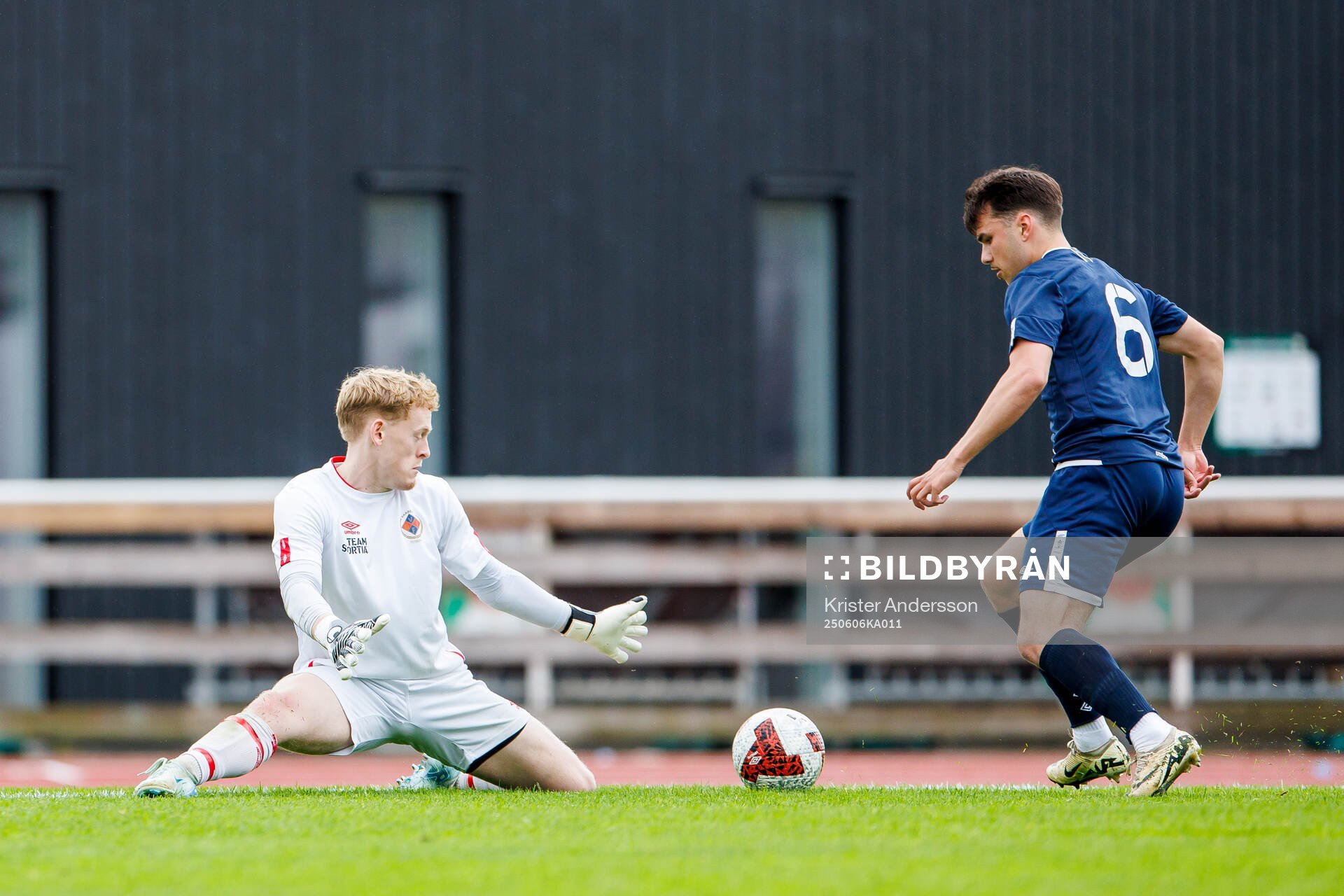 Varbergs målvakt Jacob Rohlin och Tvååkers Melvin